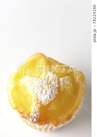 林檎のマフィンを白背景で俯瞰撮影 78224190