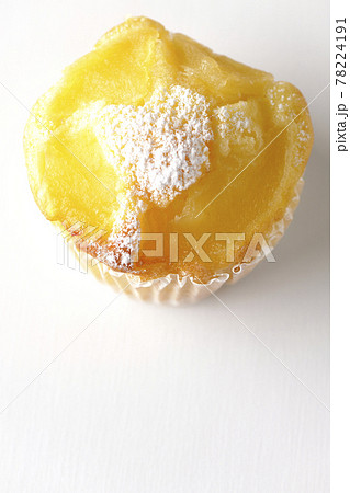 林檎のマフィンを白背景で俯瞰撮影 78224191