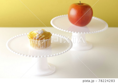ケーキスタンドと林檎のマフィン 78224283