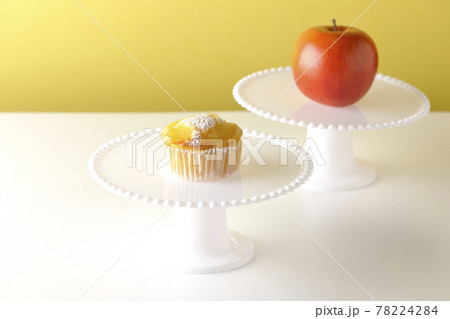 ケーキスタンドと林檎のマフィン 78224284