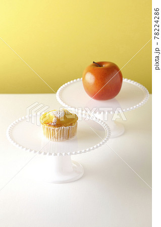 ケーキスタンドと林檎のマフィン 78224286