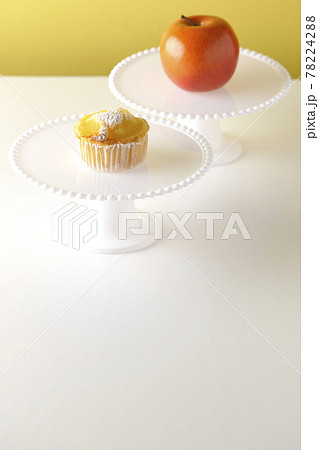 ケーキスタンドと林檎のマフィン 78224288
