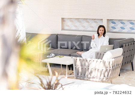 ワーケーション　ビジネスウーマン　コーヒーブレイク　 78224632