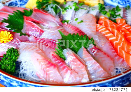 活きのいい新鮮そのもののお刺身の盛り合わせの写真素材