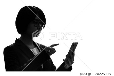 スマホを使う女性のシルエット スマホを使う女性のシルエット 78225115