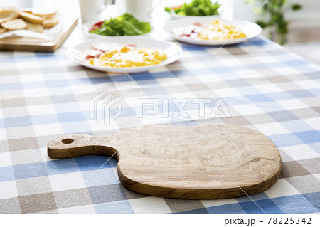 カッティングボードのある朝の食卓 テーブルの背景 カッティングボードのある朝の食卓 テーブルの背景 78225342