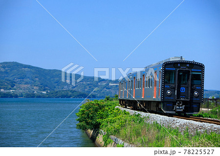 大村湾の青い海とYC1系気動車（JR九州） 78225527
