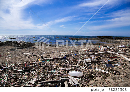 海岸に流れ着いたゴミ 海岸に流れ着いたゴミ 78225598