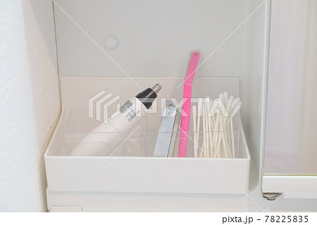 洗面台に収納した鼻毛カッター　かみそり　毛抜き　綿棒 78225835