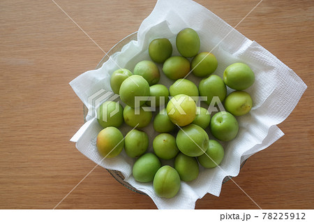 洗ってヘタを取った青梅を乾かす 78225912