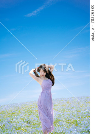 花畑と女性 花畑と女性 78226330