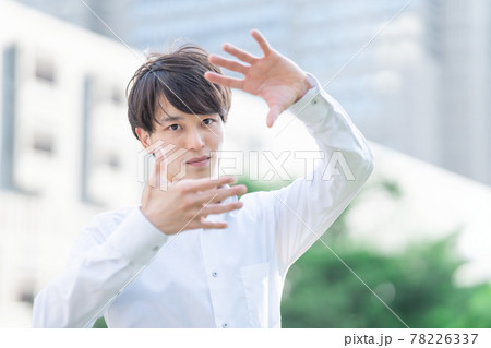 見つめる男性 トリミングスケール 見つめる男性 トリミングスケール 78226337