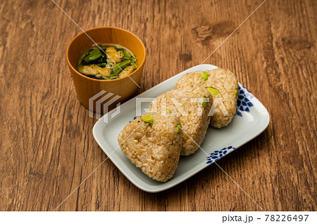 玄米おにぎり Japanese lunch brown rice rice ball 玄米おにぎり Japanese lunch brown rice rice ball 78226497