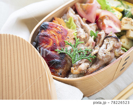 塩鮭とせせりと卵焼きの入った曲げわっぱのお弁当 塩鮭とせせりと卵焼きの入った曲げわっぱのお弁当 78226523
