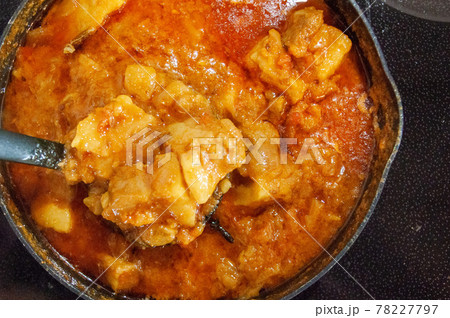 お家でスパイスカレー作り[煮込み完成のシーン] 78227797