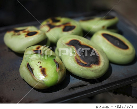 屋外で鉄板にのせて焼くそら豆 78227978