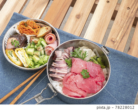 丸いステンレスのお弁当箱に入ったシーフードまぐろ海鮮弁当 78228012