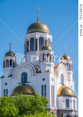 Green tree against the background of the Orthodox Church and blue sky. Temple-on Blood, Yekaterinburg, Russia Green tree against the background of the Orthodox Church and blue sky. Temple-on Blood, Yekaterinburg, Russia 78228618