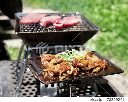ひとりキャンプや山でミニ鉄板にのせて焼くプルコギ 78229261
