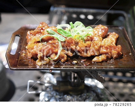 ひとりキャンプや山でミニ鉄板にのせて焼くプルコギ 78229265