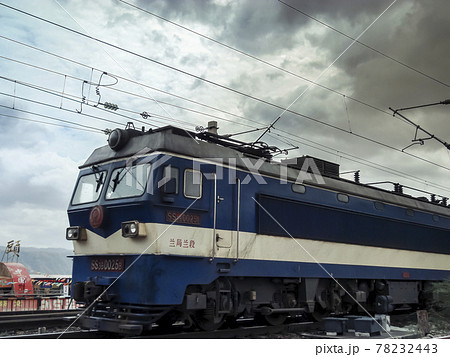 中国寧夏自治区中衛・沙坡頭を走る機関車 a locomotive in Ningxia, China 78232443