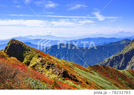 快晴の空と谷川岳・紅葉シーズン 快晴の空と谷川岳・紅葉シーズン 78232763