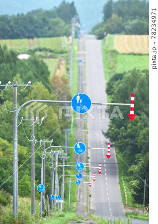 歩行者優先標識が連なる道（北海道） 78234971