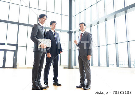 並んで立つ3人のビジネスマン 並んで立つ3人のビジネスマン 78235188