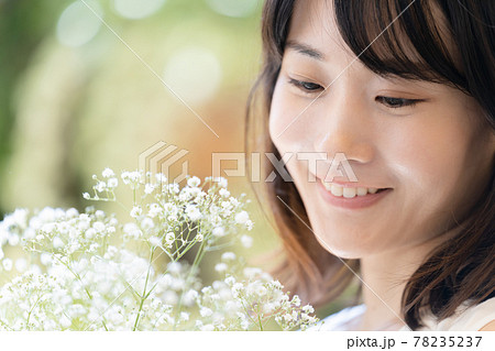 花を持つ女性 78235237