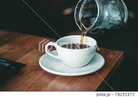 暖かいコーヒーを淹れる 暖かいコーヒーを淹れる 78235371