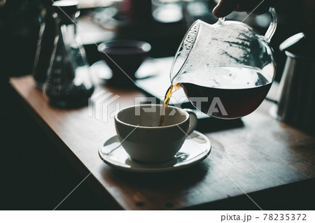 暖かいコーヒーを淹れる 暖かいコーヒーを淹れる 78235372