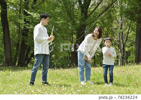 公園で寄り添う若いファミリー 78236224