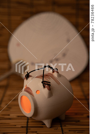 ブタの蚊取り器とうちわ ブタの蚊取り器とうちわ 78236466
