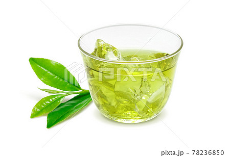 グラス 緑茶 飲み物 イラスト リアル 茶葉あり 氷のイラスト素材