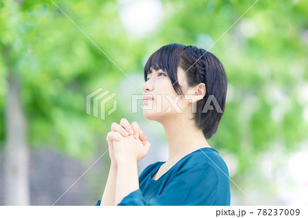 空を見上げて祈る女性 空を見上げて祈る女性 78237009