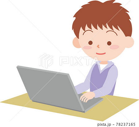 ノートパソコンを操作する男の子 78237165