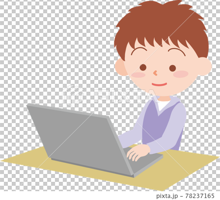 ノートパソコンを操作する男の子 78237165