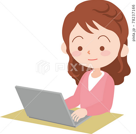 ノートパソコンを操作する女性 78237166