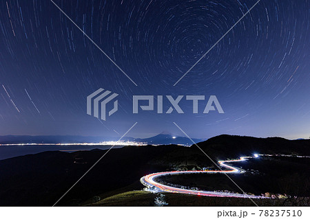 (静岡県)満天の星空の下、西伊豆スカイラインを走る車の光跡と富士山 (静岡県)満天の星空の下、西伊豆スカイラインを走る車の光跡と富士山 78237510