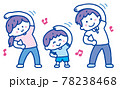 ラジオ体操をする親子 78238468