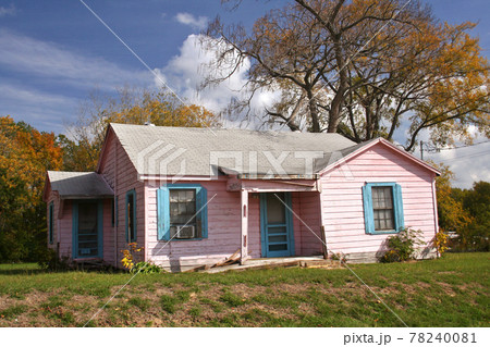 Abandoned Pink House in Rural Countryside Eastern Texas Abandoned Pink House in Rural Countryside Eastern Texas 78240081