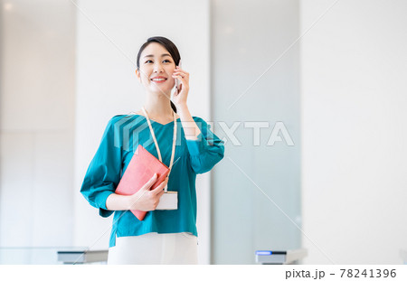 オフィスで電話するビジネスウーマン　撮影協力「LINK FOREST」 78241396