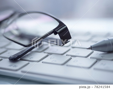 ビジネスイメージ・メガネ・キーボード 78241584