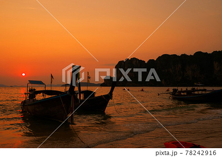 夕暮れの海岸にロングテールボート (西ライレイビーチ、クラビ県、タイ王国) 78242916