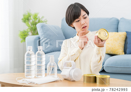 自宅で防災用品・避難用品・非常食の備蓄を確認する女性 78242993