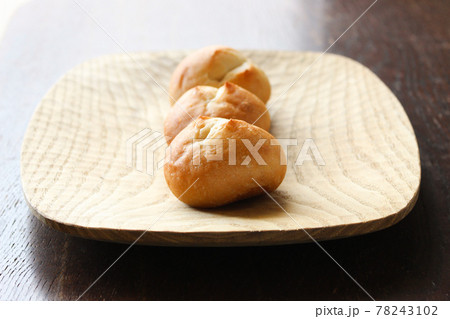 木皿の上に並んだパン 木皿の上に並んだパン 78243102