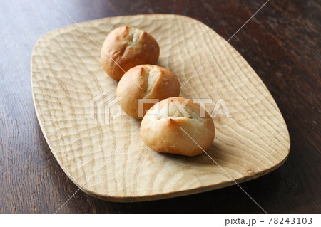 木皿の上に並んだパン 木皿の上に並んだパン 78243103