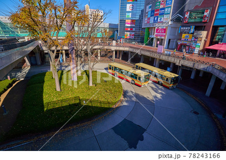 東京都多摩市の多摩センター駅南側商店街とロータリー 東京都多摩市の多摩センター駅南側商店街とロータリー 78243166