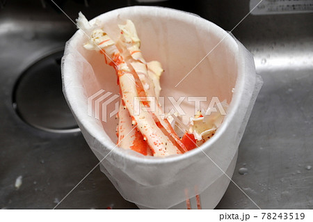 三角コーナーに捨てられた生ゴミ 78243519