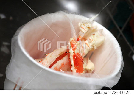 三角コーナーに捨てられた生ゴミ 三角コーナーに捨てられた生ゴミ 78243520